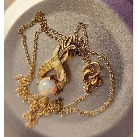 Vintage 10k Yellow Gold Opal Pendant Necklace 16\